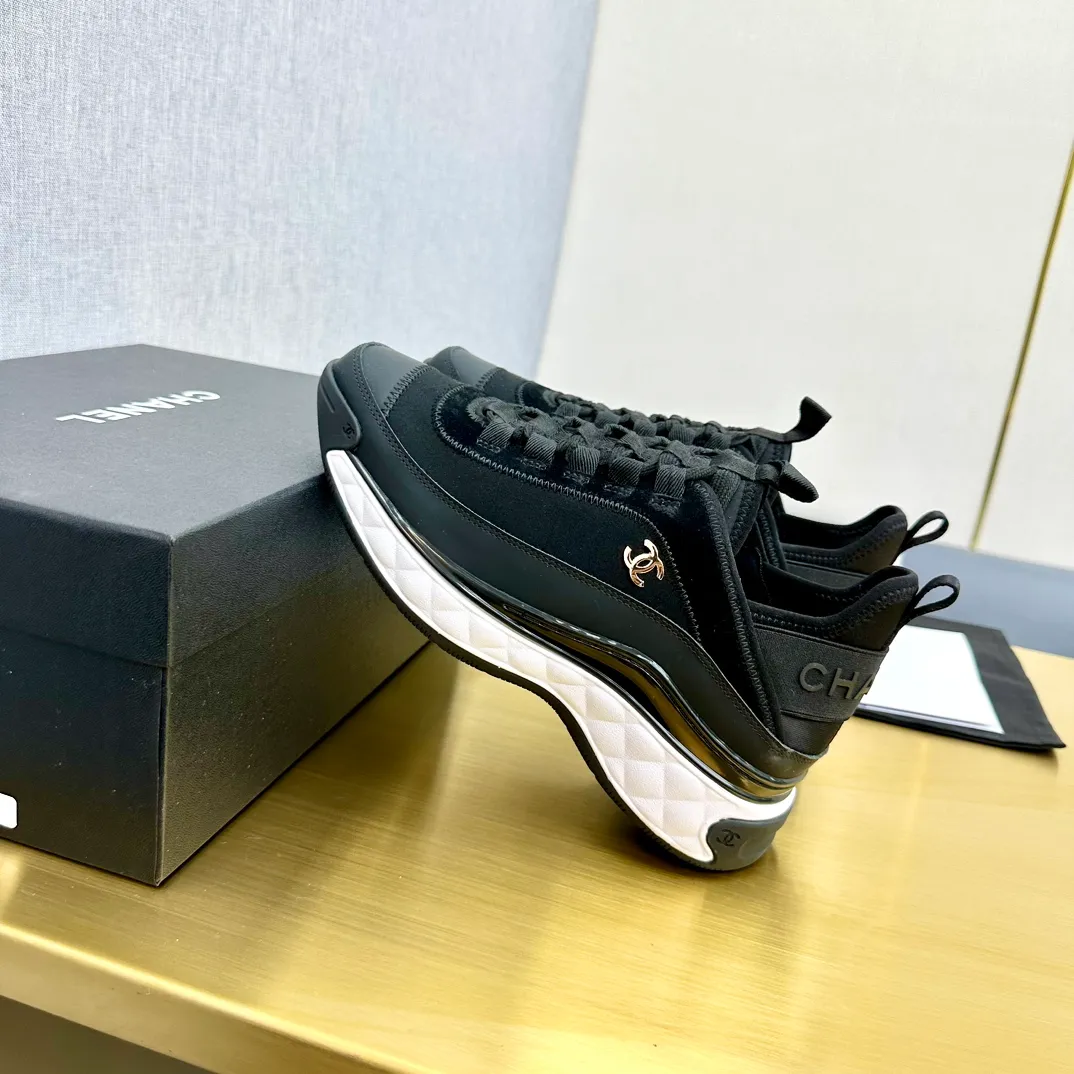 👟👟Ex-factory price 480👟👟 Top version Chanel Chanel - 2023 counter top casual sports shoes This classic design; the upper is electro-embroidered with a variety of techniques; the outsole is fashionable and sporty; it is unusual to incorporate a variety of color matching elements... The diversified mix and match is very beautiful and versatile, and can be used for leisure, fashion, sports and outdoor... ꫛꫀꪝ Go➫ Material: ❶The upper is made of: original imported mercerized velvet + double-layer breathable mesh ❷The inner lining is made of: the original imported breathable mesh ❸The outsole is based on: original T👟👟factory price U combination outsole counter boutique packaging full set women 35-41 men 38-46 ᅟᅠᅟᅠᅟᅠ